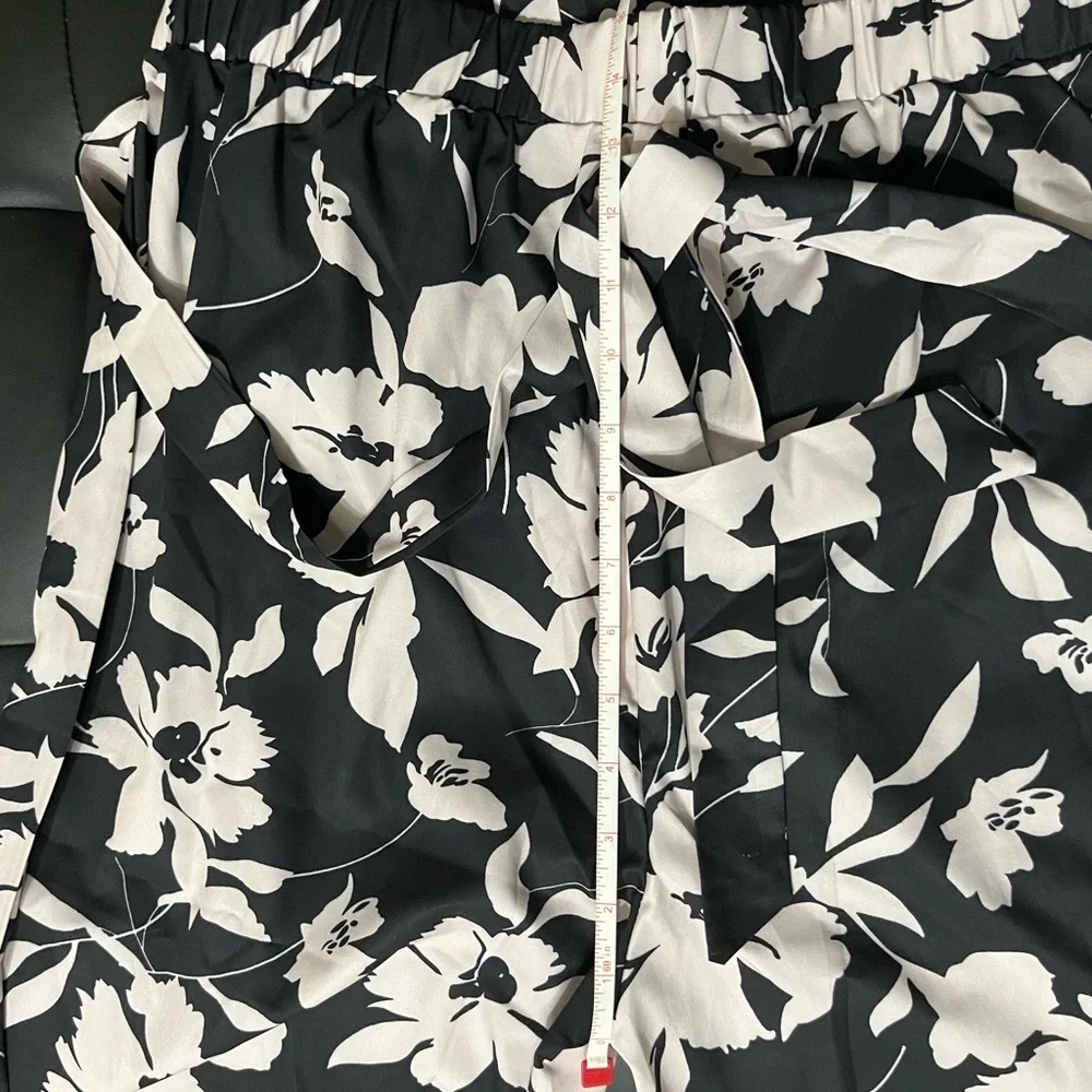 NWT 2 pc pants suit Floral Set Black and White Women's Pants with Black Top - Picture 7 of 7